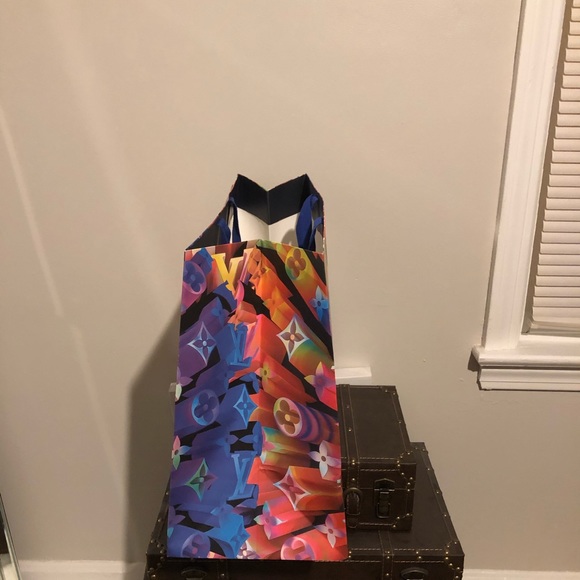 Louis Vuitton 2019 Holiday shopping bag - Picture 3 of 4